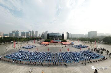 菏泽交警在大剧院牡丹广场举行队列指挥手势比武竞赛